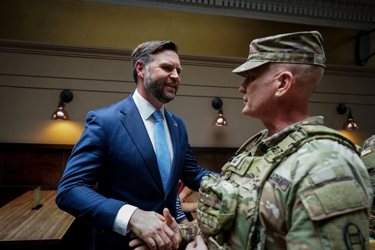 El vicepresidente de EU, JD Vance saluda a un miembro de la Guardia Nacional en Union Station de Washington, DC, el 20 de agosto de 2025. Foto 
