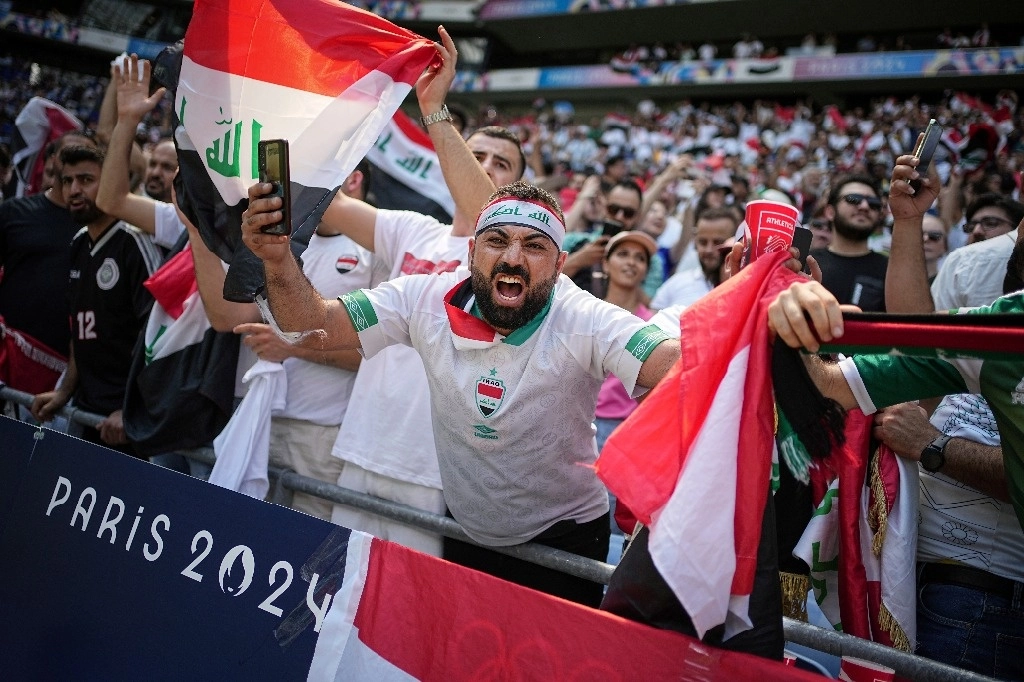 Aficionados iraquíes en las gradas del estadio de Lyon para observar el duelo de su selección ante Argentina. Foto Ap