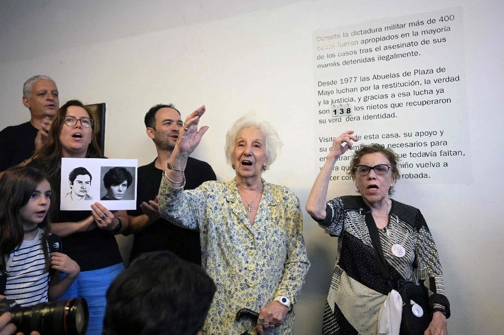 Abuelas Plaza de Mayo informó que se halló al nieto 138; en la imagen la presidenta de la organización, Estela de Carlotto. Foto Afp 