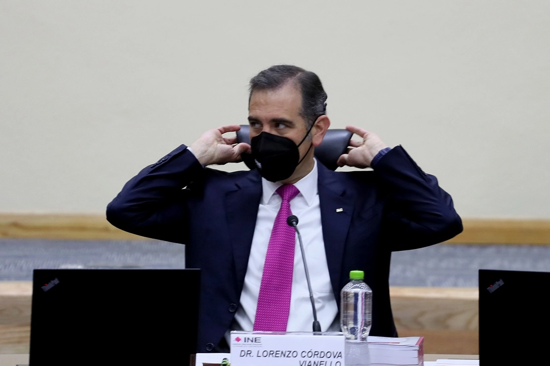 Lorenzo Córdova, consejero presidente del INE, durante el inicio de sesión del órgano electoral con motivo de la consulta de revocación de mandato. Foto Roberto García Ortiz