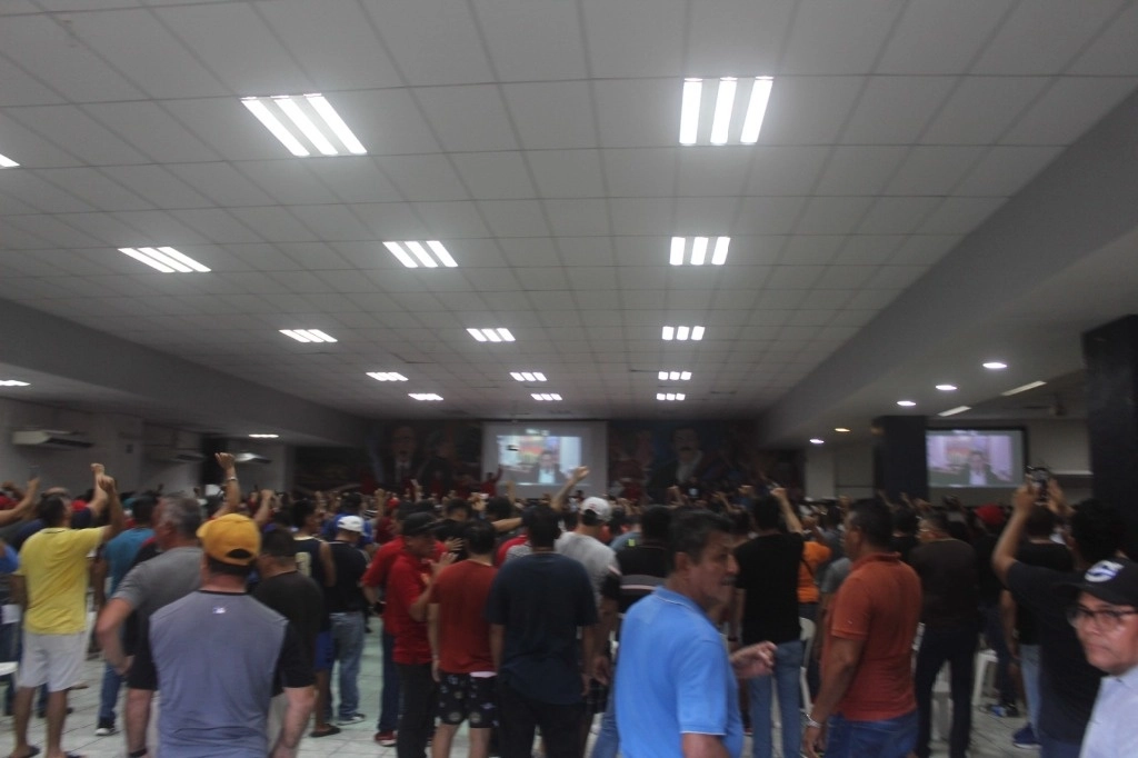 Integrantes de la sección 271 del Sindicato Nacional Minero ayer, durante la votación a mano alzada realizada en el salón Napoleón Gómez Sada, donde determinaron poner fin a la huelga en la acerera ArcelorMittal, en el municipio de Lázaro Cárdenas, Michoacán. Foto 'La Jornada'