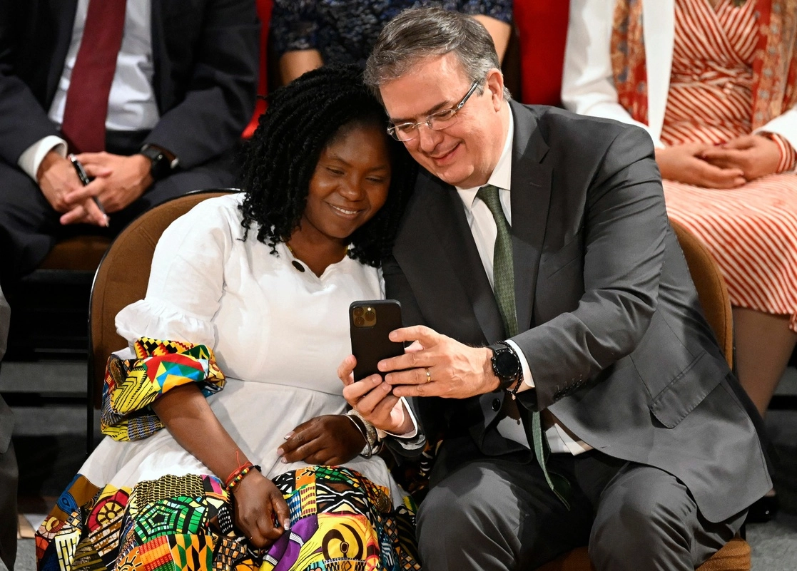 En una ceremonia realizada en el Antiguo Colegio de San Ildefonso, ambas partes signaron los Acuerdos de México. Durante el acto, el canciller Marcelo Ebrard (en la imagen con la vicepresidenta Francia Márquez) celebró la realización de este "diálogo de esperanza". Foto Afp