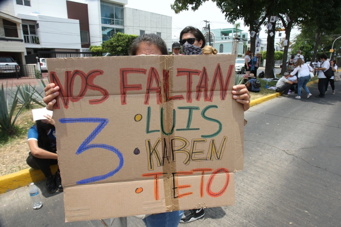 Los nombres de los tres hermanos secuestrados el pasado viernes y hallados muertos el domingo, en Jalisco. Foto Arturo Campos 