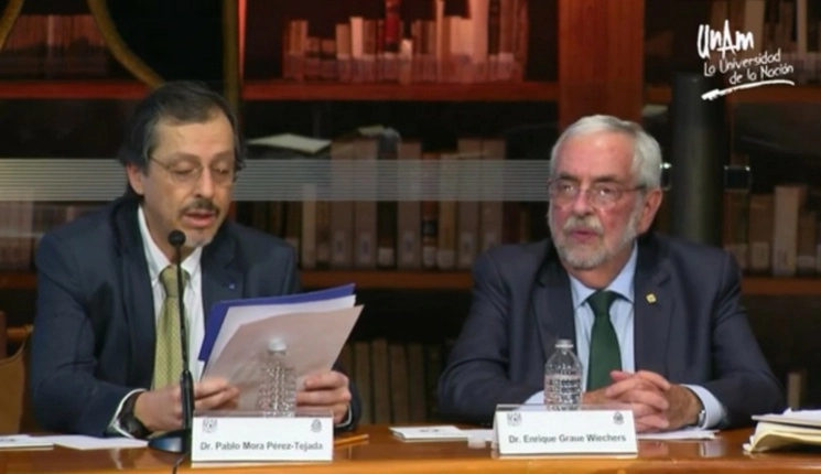 El rector de la UNAM, Enrique Graue Wiechers, y el poeta y miembro de la Junta de Gobierno de la casa de estudios, Vicente Quirarte Castañeda, fueron nombrados académicos honorarios de la Academia Nacional de Arquitectura. Imagen tomada del Twitter @PrismaRU