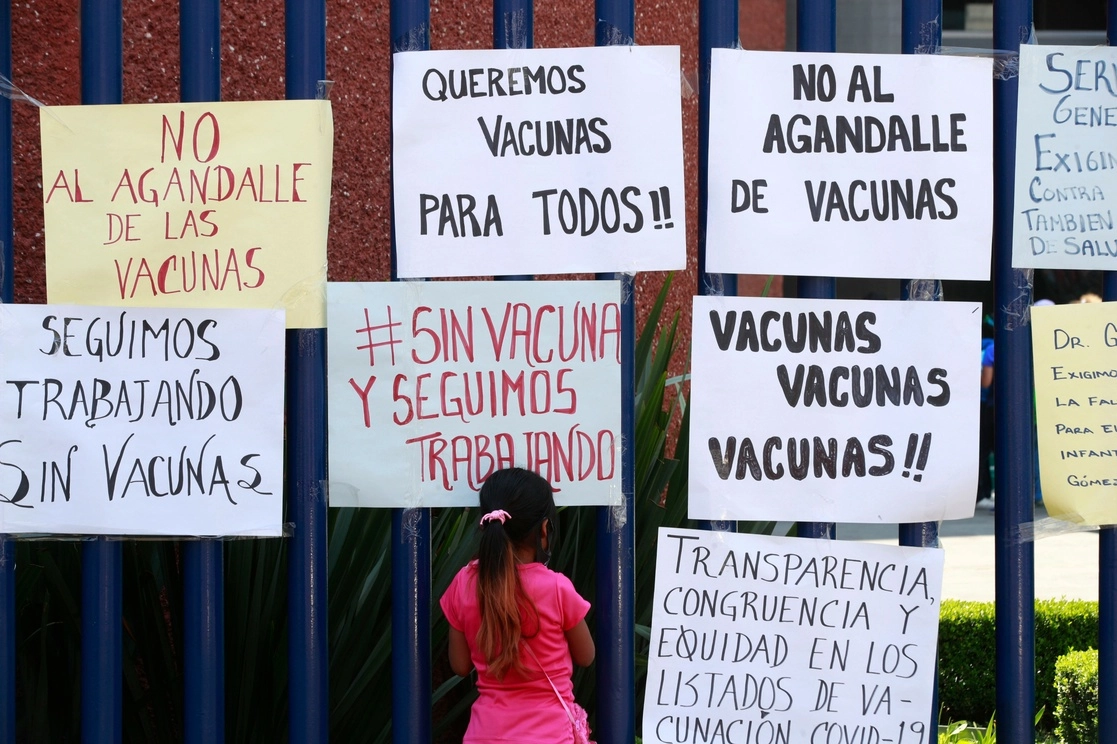 Mensajes afuera de un hospital en la CDMX, para exigir vacunas. Foto Alfredo Domínguez/ archivo
