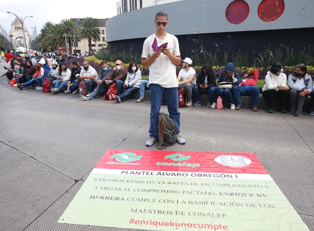 Integrantes de la Federación Nacional de Sindicatos Académicos de Conalep bloquean Paseo de la Reforma, a la altura de las avenidas Rosales y Bucareli, para exigir la basificación de sus compañeros, el 15 de junio de 2022. Foto Guillermo Sologuren
