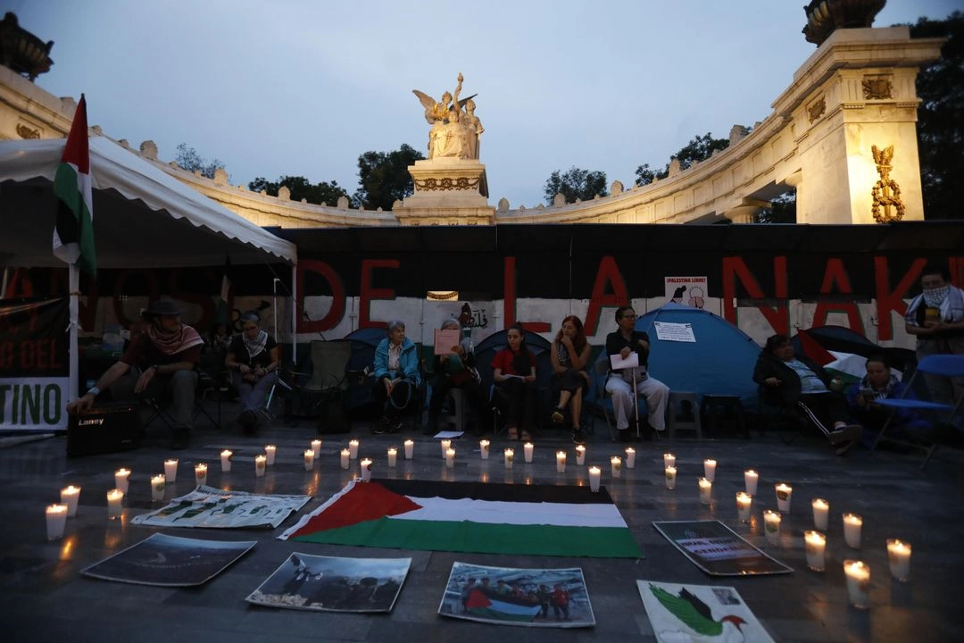 Profesoras y profesores universitarios, al pie del Hemiciclo a Juárez, dieron a conocer un posicionamiento en el que llamaron a romper relaciones académicas con sus pares israelíes.
