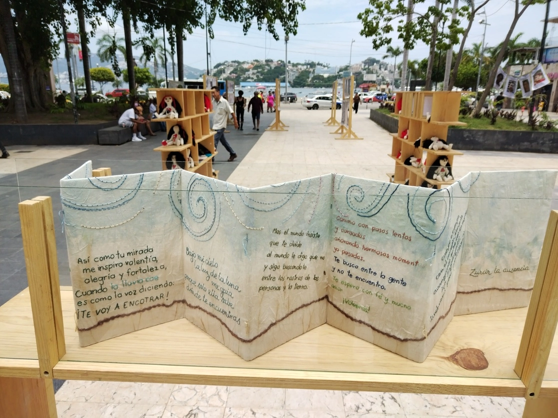 La exposición de retratos lienzos, tejidos, poemas y cartas dirigidas a familiares ausentes busca transmitir la realidad que prevalece en nuestro país, dicen activistas. Foto Héctor Briseño