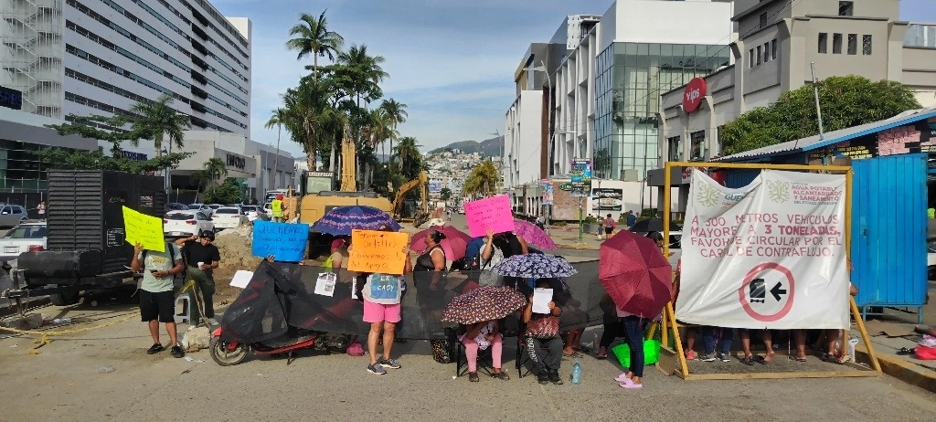 En el bloqueo participan unos 50 habitantes de colonias como Llano Largo, Colosio, Joyas del Marqués, La Postal, Amalia Solorzano y ampliación San Isidro, quienes aseguraron que se quedarán en la Costera hasta que sean atendidos. Foto Héctor Briseño