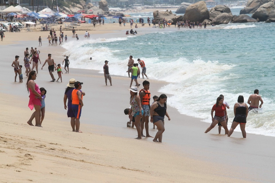 La Secretaría de Turismo del estado de Guerrero reportó que este viernes la ocupación hotelera en Acapulco, uno de los principales destinos vacacionales en el país, se sitúa en 45.3 por ciento. La imagen corresponde al 1 de abril de 2021. Foto Cuartoscuro