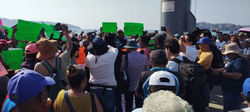 En concentración colectiva en las escalinatas del acceso a la playa Papagayo, al pie del asta bandera, recriminaron que las autoridades se encierran en cuatro paredes sin ver la realidad. Foto Héctor Briseño