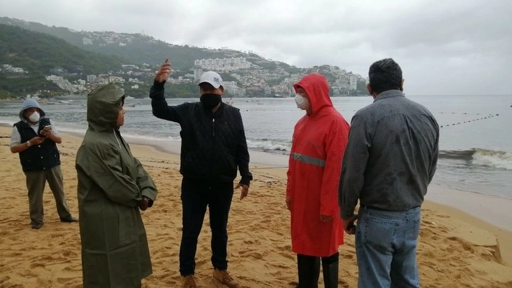 Funcionarios de los gobiernos federal, estatal y municipal constatan que colectores y cárcamos sanitarios trabajen con normalidad en el puerto tras las denuncias por descarga de aguas negras en Acapulco. Foto tomada del Twitter de @AcapulcoGob