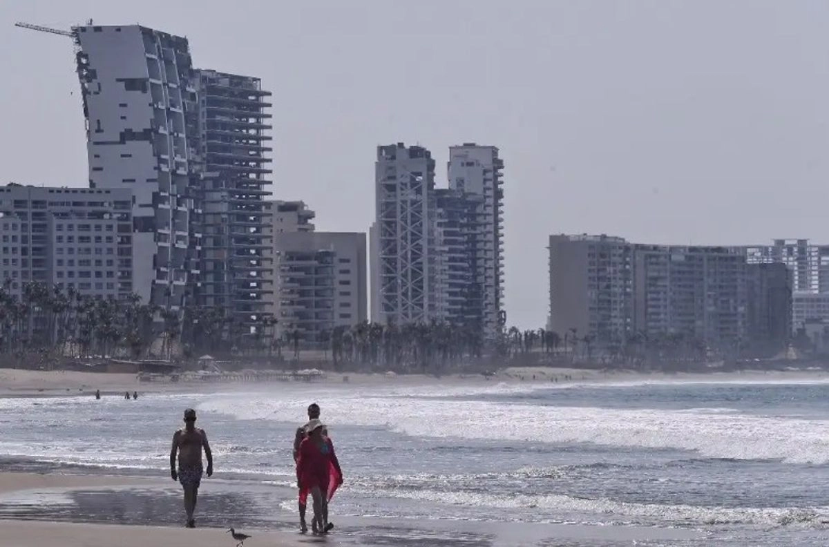  En la imagen, condominios en Punta Diamante en Acapulco, vistos desde la playa, el 9 de abril de 2024. 