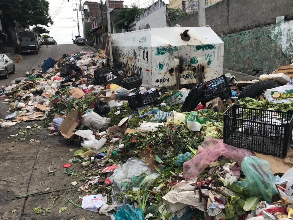 Recolectores de basura suspendieron labores por falta de pago en Acapulco. Foto Héctor Briseño