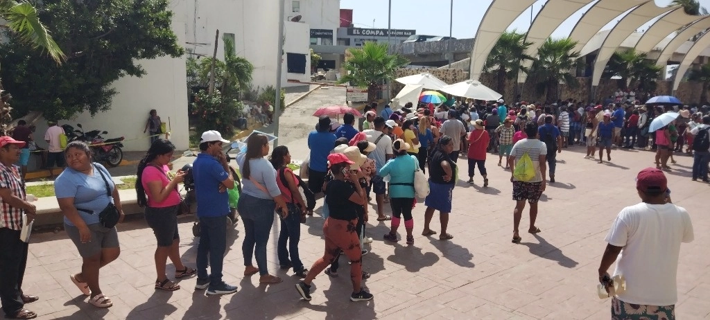 Cientos de personas se han movilizado en Acapulco para demandar apoyos al gobierno federal,debido a la falta de trabajo y oportunidades, que se acentuó tras el paso del huracán 'John'. Foto Héctor Briseño

