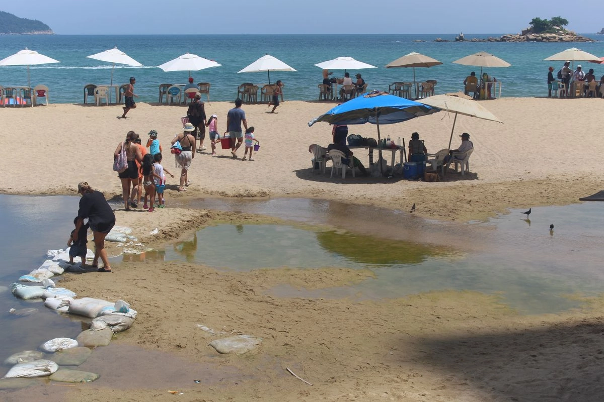 La playa Papagayo sigue siendo una de las más visitadas pese al anuncio de Cofepris sobre las descargas de aguas residuales. Foto 