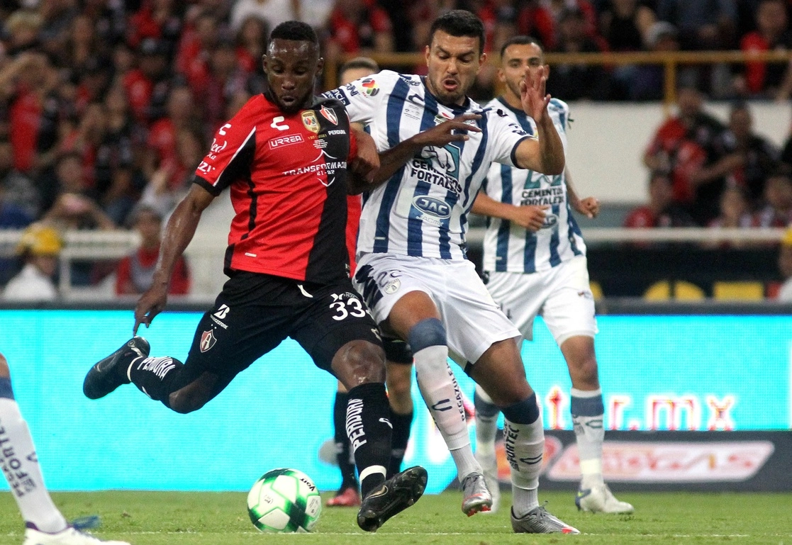 Con un futbol sólido venció en su casa con marcador 2-0 a los Tuzos de Pachuca. El domingo, el partido final. Foto Afp