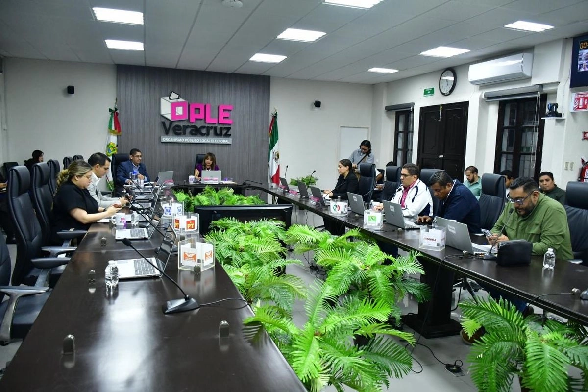 En una sesión urgente, convocada luego de que el pasado 16 de septiembre las magistradas y el magistrado modificaron algunos resultados, el OPLE convocó para realizar el cambio de estos nuevos documentos.
