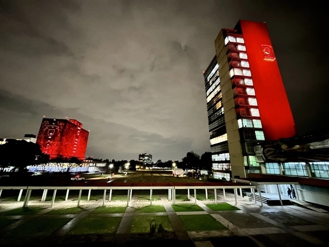 Biblioteca Central (izq) y Torre de Rectoría de la UNAM (der) en imagen de archivo. Foto Luis Castillo 