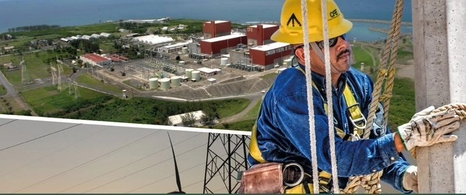 Un trabajador de la CFE. Foto @SENER_mx