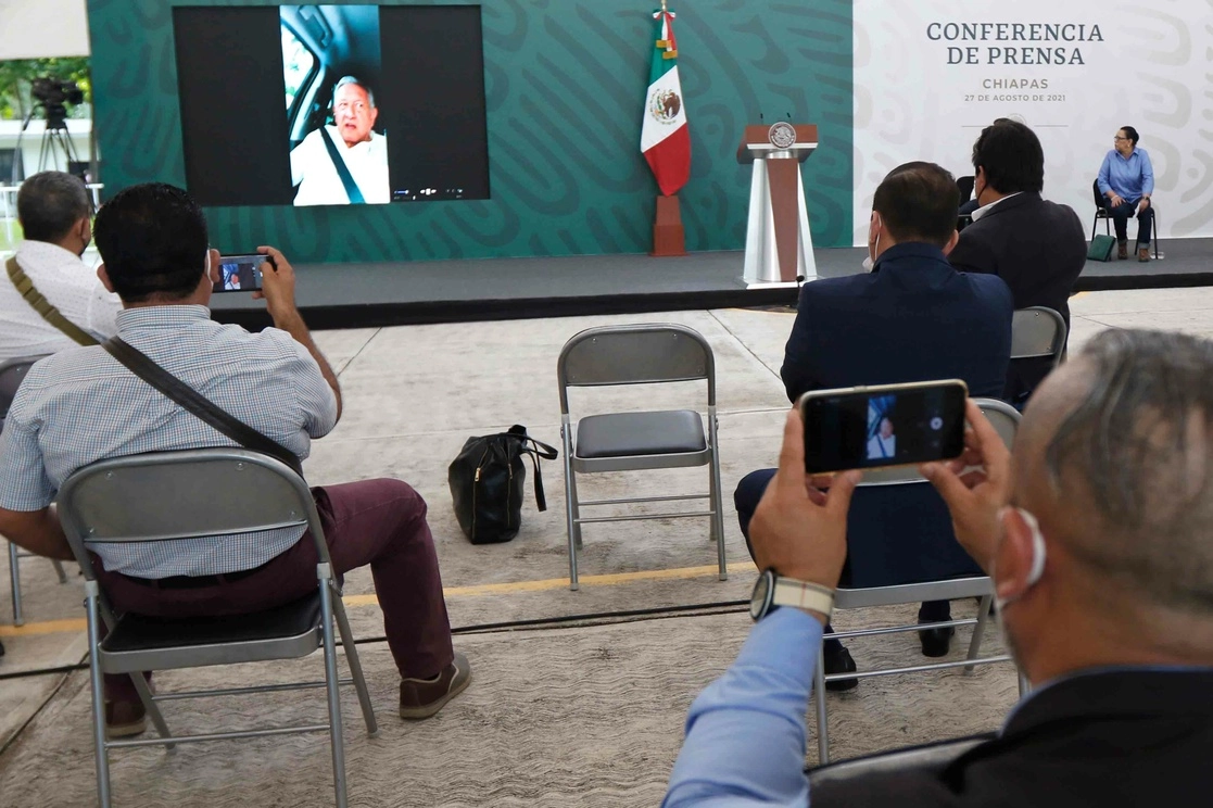 El presidente López Obrador emitió desde su vehículo un mensaje por videollamada, debido al bloqueo de la CNTE que impidió su paso al sitio de la conferencia matutina en Tuxtla Gutiérrez, Chiapas, el 27 de agosto de 2021. Foto cortesía Presidencia