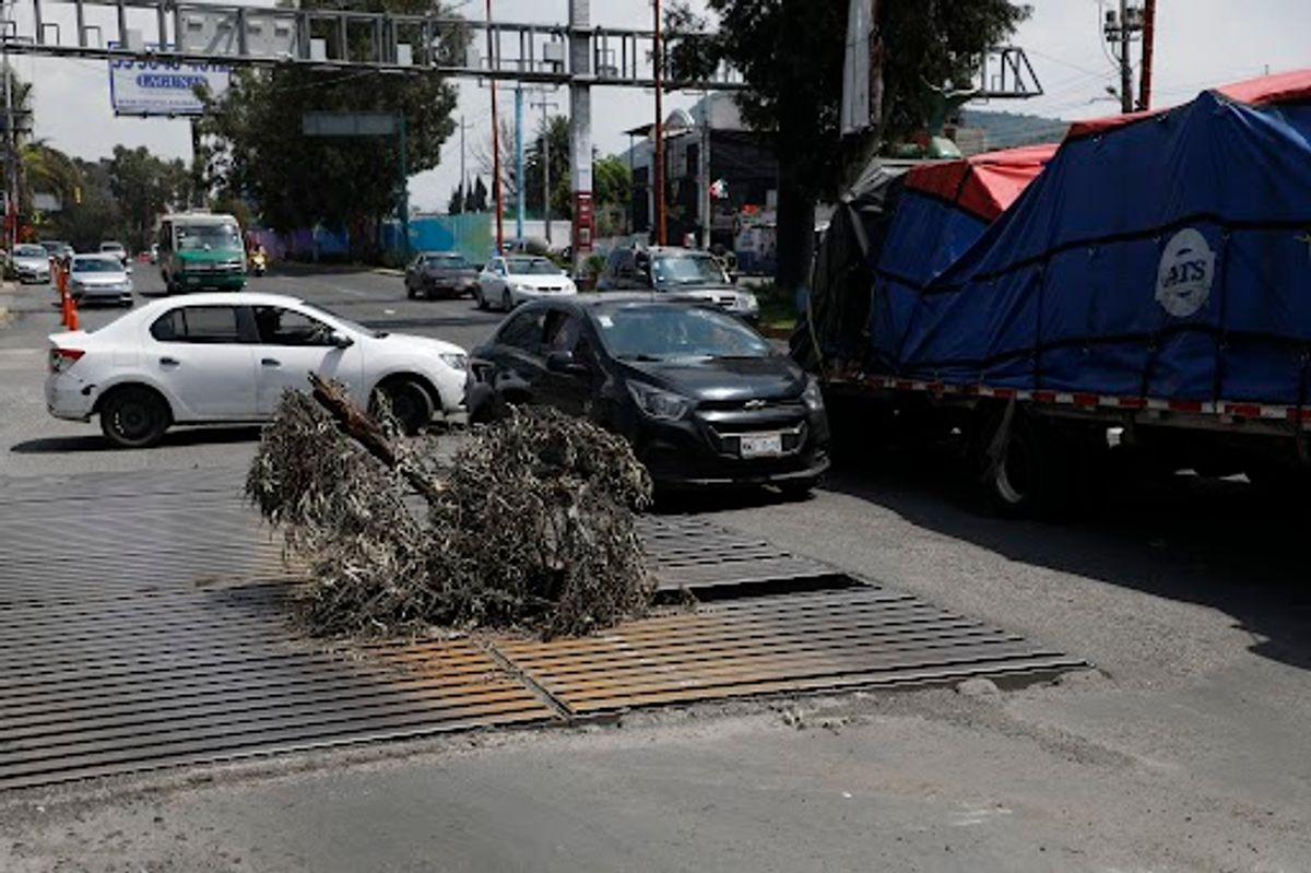 Accesos viales a la CDMX, riesgos latentes para autos y peatones