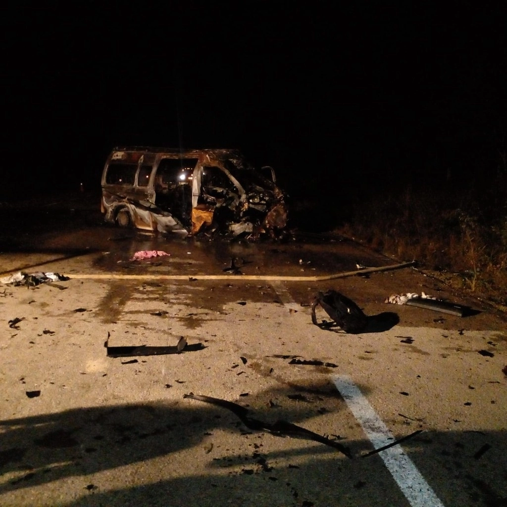 Luego del choque con el camión, la camioneta Van estalló en llamas, dejando varias personas calcinadas mientras que otras lograron ser recatadas, el 4 de marzo de 2024. Foto 'La Jornada'


