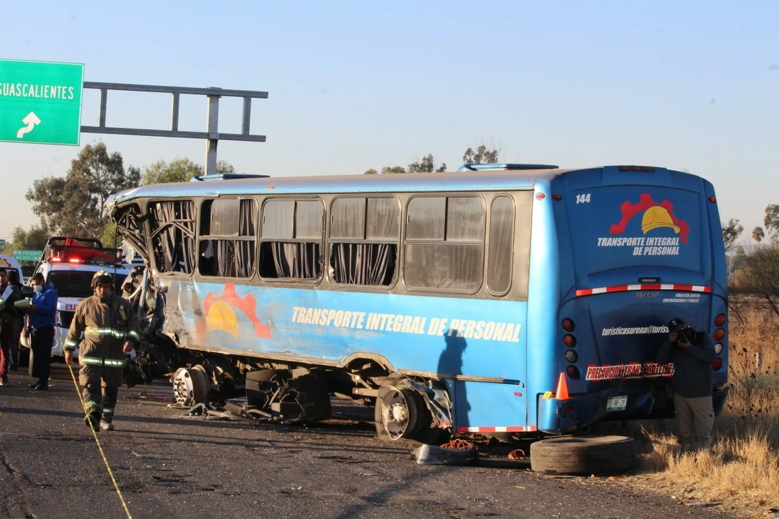 La madrugada de este viernes se registró un choque entre un tráiler y un camión de pasajeros en la carretera federal 45 norte, en el libramiento del municipio de Rincón de Romos, situado a 40 kilómetros al norte de la capital del estado de Aguascalientes, que conduce a Zacatecas. Foto La Jornada