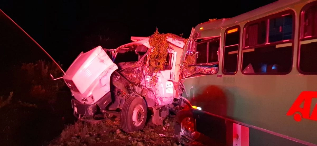 Fue cerca de las 8 de la noche cuando un volteo perdió el control e impactó con un taxi y posteriormente con un camión de pasaje de la línea ATAZ, dejando a los vehículos atravesados sobre la carpeta asfáltica. Foto
