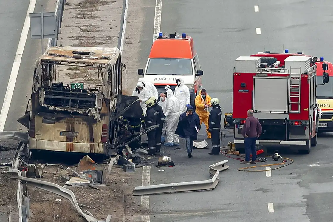 Al menos 46 personas, 12 de ellas menores de edad, fallecieron calcinadas en Bulgaria, cuando el autobús en el que viajaban prendió fuego en una autopista y muchos pasajeros quedaron atrapados dentro del vehículo, el 23 de noviembre de 2021. Foto BTA Agency Bulgaria vía Ap