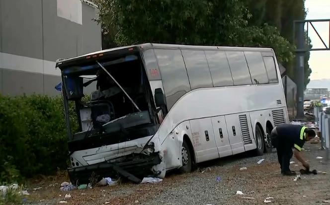 Una persona murió y 32 personas resultaron heridas durante el accidente de autobús en carretera de Los Ángeles. Foto 