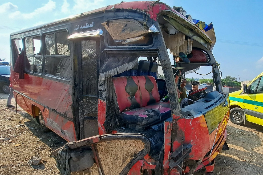 El autobús fue sacado de un canal de agua en la aldea de al-Dayris cerca de la ciudad de Mansoura en el Delta del Nilo, a unos 120 km al norte de la capital, el 12 de noviembre de 2022. Foto Afp