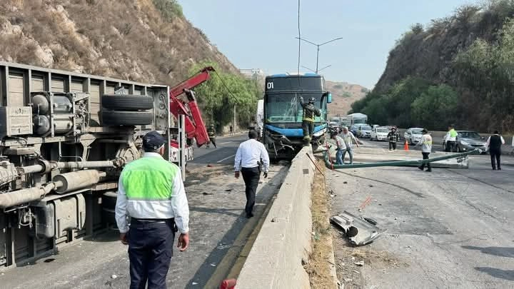 Diez personas resultaron lesionadas luego de que el autobús en el que viajaban se impactó con el muro de contención de la autopista México-Querétaro. Foto 