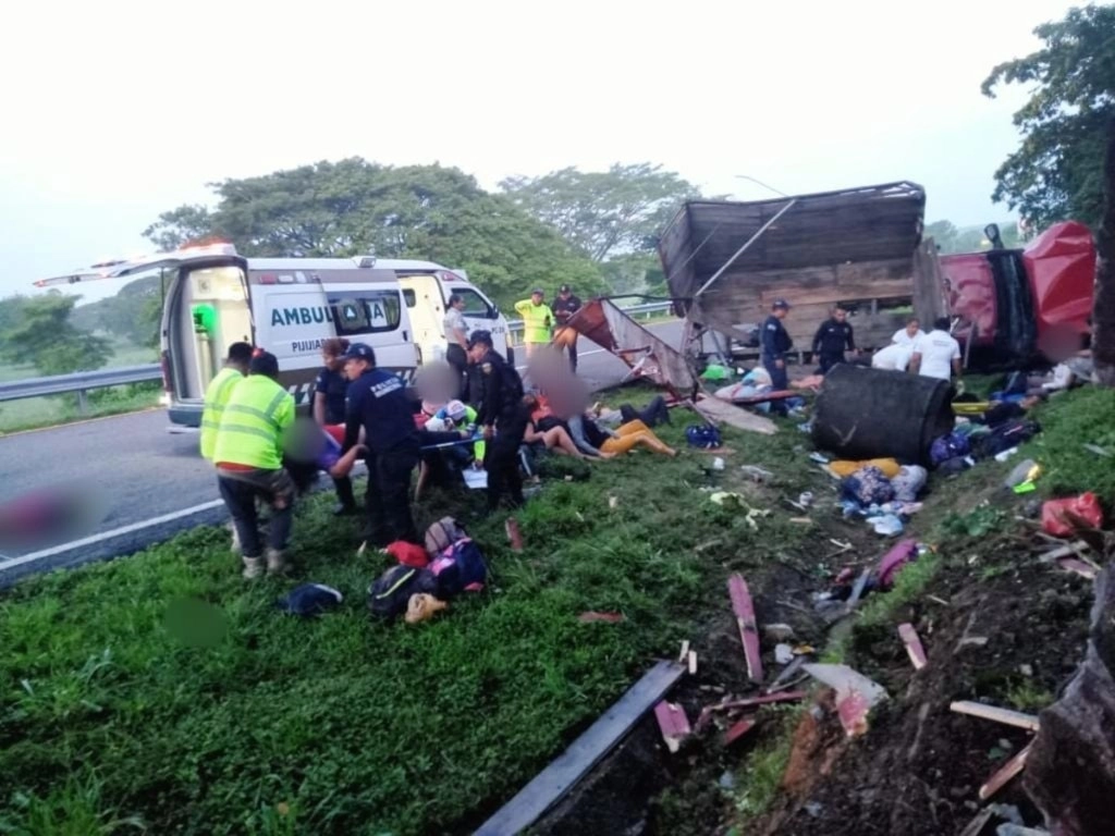 Un vehículo que transportaba alrededor de 40 migrantes presuntamente volcó mientras circulaba por  una carretera entre Pijijiapan y Tonalá, lo que dejó una decena de víctimas mortales. Foto tomada de X @pcivilchiapas