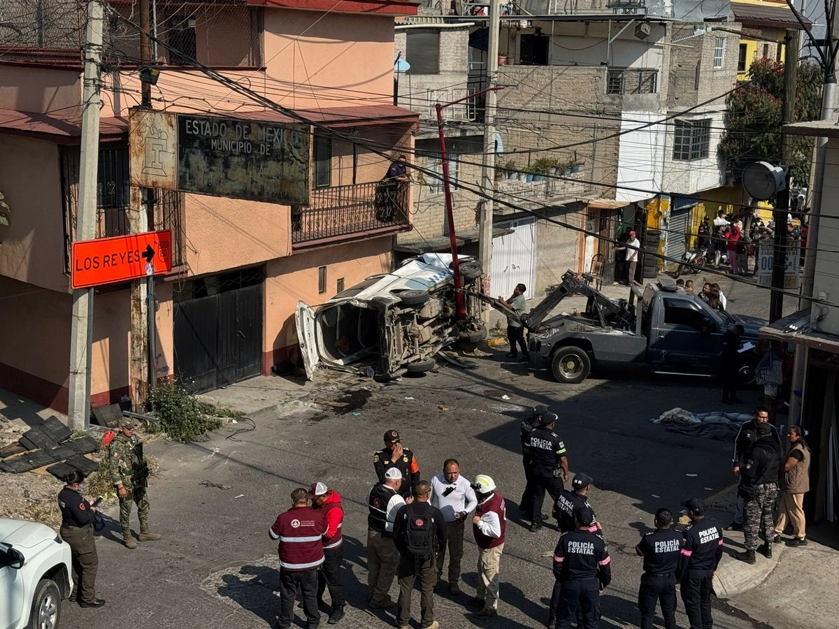 Ocho pasajeros heridos y dos muertos dejó el choque y volcadura de una camioneta de transporte en la carretera federal México-Puebla en los límites de Iztapalapa y el Estado de México, el 21 de novie,bre de 2025. 
