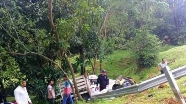 Al sitio del accidente llegaron agentes de la Guardia Nacional, elementos de la policía municipal, personal de Protección Civil regional y de Mapastepec. Foto La Jornada