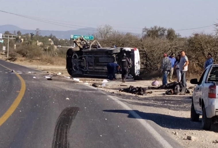 La mañana de este jueves una patrulla de la policía estatal de Guanajuato sufrió un accidente que dejó tres heridos. Foto La Jornada 