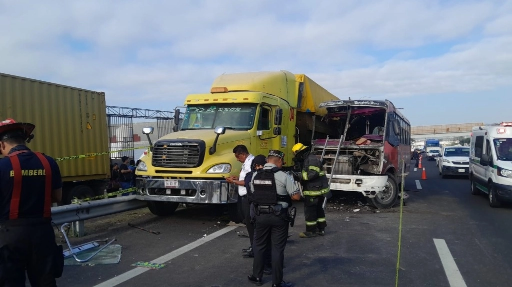 Luego del accidente y de las primeras atenciones de emergencia, los vehículos involucrados en el accidente comenzaron a ser retirados para liberar la vialidad, sin embargo dichos trabajos fueron impedidos por varios inconformes. Foto 'La Jornada'