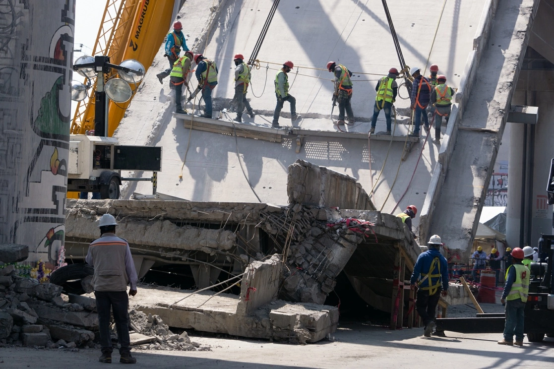 Trabajos de remoción de escombros donde colapsó una trabe de la L12 del Metro en San Lorenzo Tezonco, alcaldía Tláhuac, CDMX. Foto LA JORNADA/Pablo Ramos