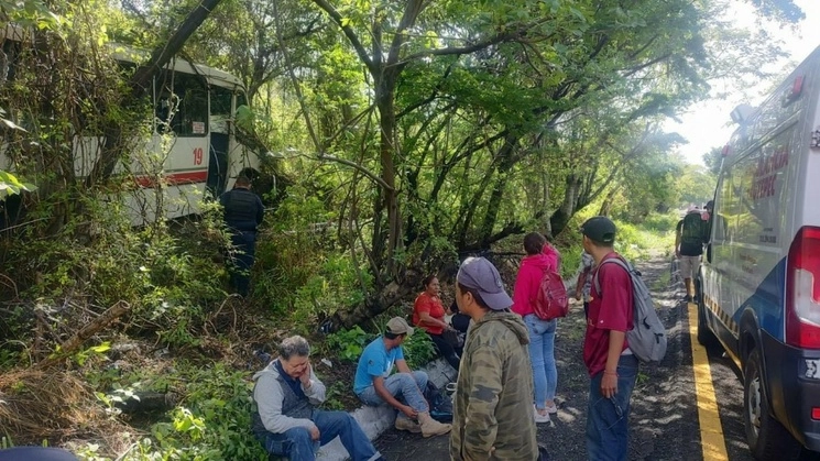 Los heridos fueron atendidos en el sitio del percance por personal estatal, el 12 de julio de 2023. Foto Rubicela Morelos 