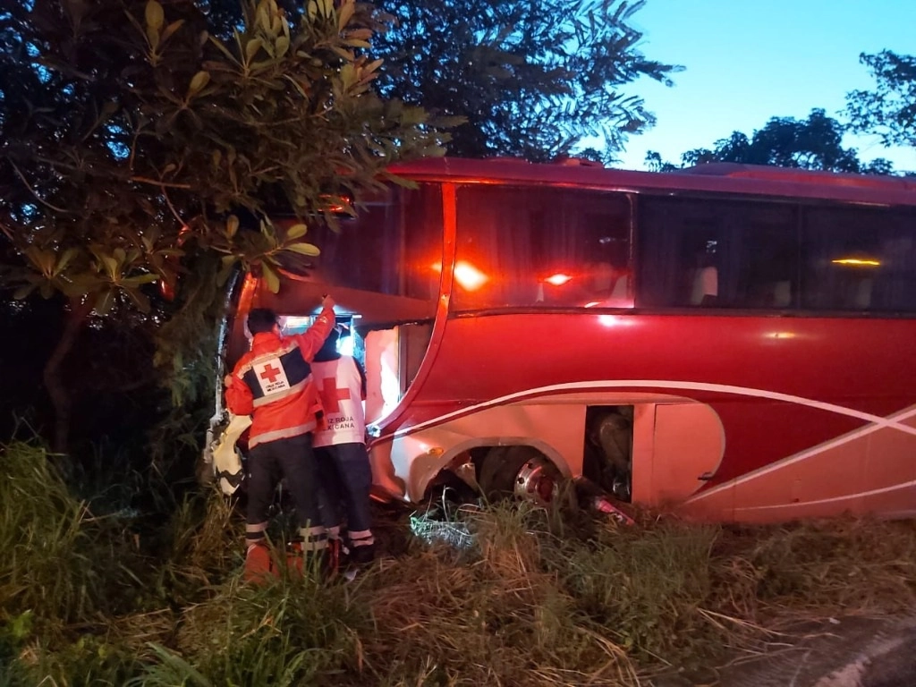 Paramédicos de la Cruz Roja atienden al chofer del camión de pasajeros. Foto Cortesía SSPC