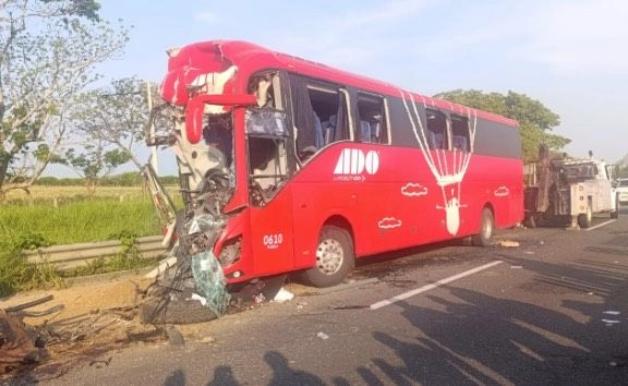 Tras el accidente, al lugar acudieron elementos de emergencia de distintas corporaciones y socorrieron a las personas lesionadas, mientras que debido al fallecimiento también se presentaron peritos forenses.

