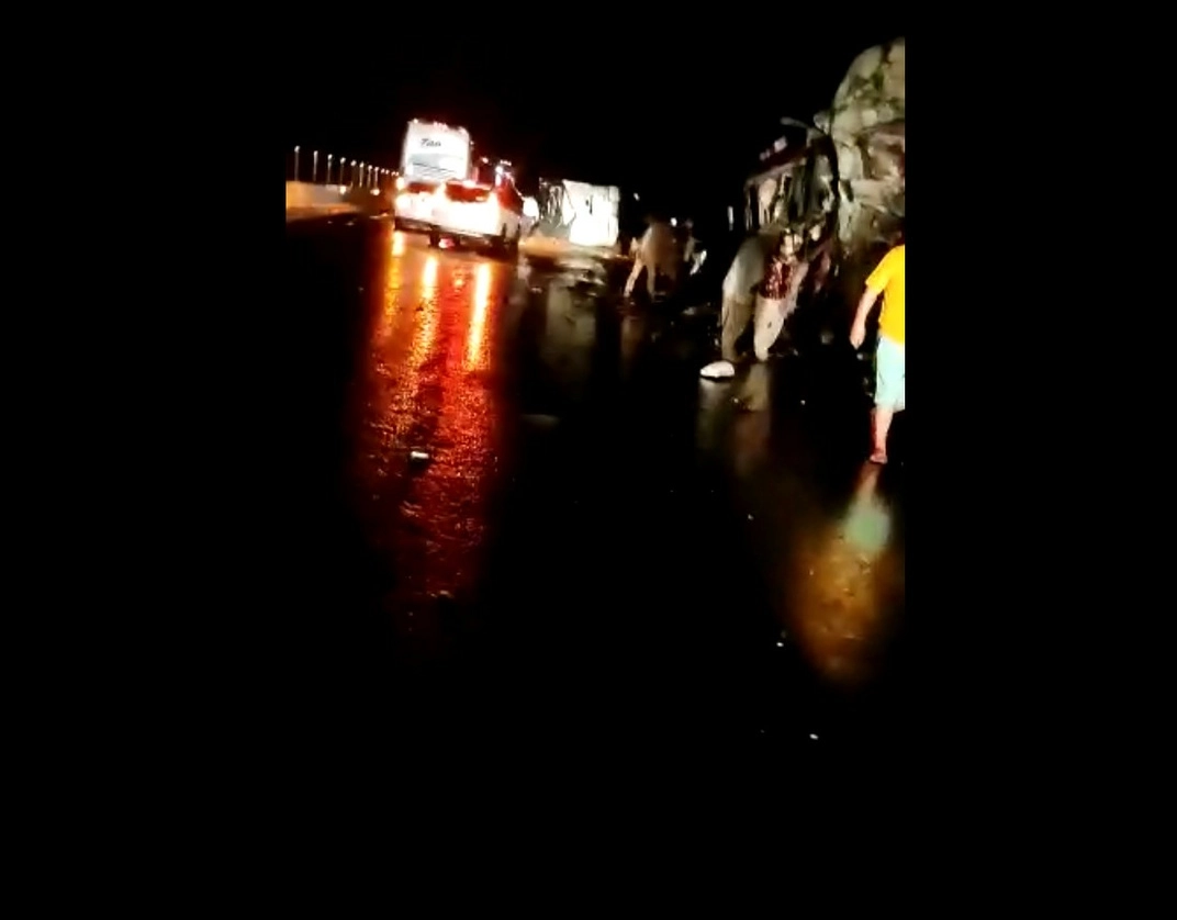 Un choque entre un tráiler y un camión turístico ocurrido esta madrugada en el kilómetro 28 de la autopista Tepic-Guadalajara, a la altura del municipio de Tequila, dejó saldo preliminar de seis muertos. Imagen 'La Jornada'