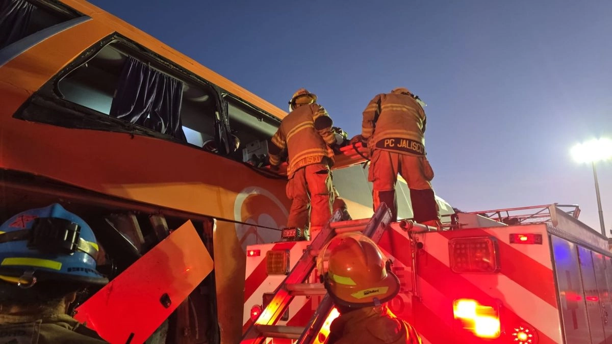 En el lugar pereció el conductor del autobús, de acuerdo a la información preliminar, mientras que 10 pasajeros más resultaron lesionados, informó Fernando Barranca, comandante de Protección Civil del Estado en el municipio de Zapotlanejo.

