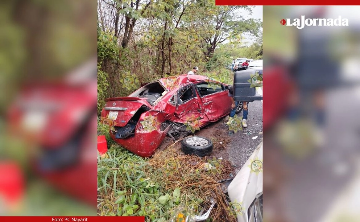 Los cuerpos de las 3 personas fallecidas quedaron prensadas dentro de un carro tipo Sentra en color rojo, el cual se impactó, contra una camioneta de carga, al parecer, el hecho se registró por invasión de carriles de ambas partes.