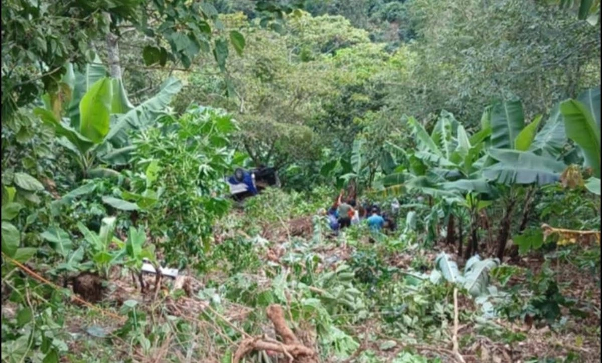  Elementos del Escuadrón Nacional de Rescate, Cruz Roja y vehículos particulares trasladaron a los heridos a hospitales de la zona. Foto 