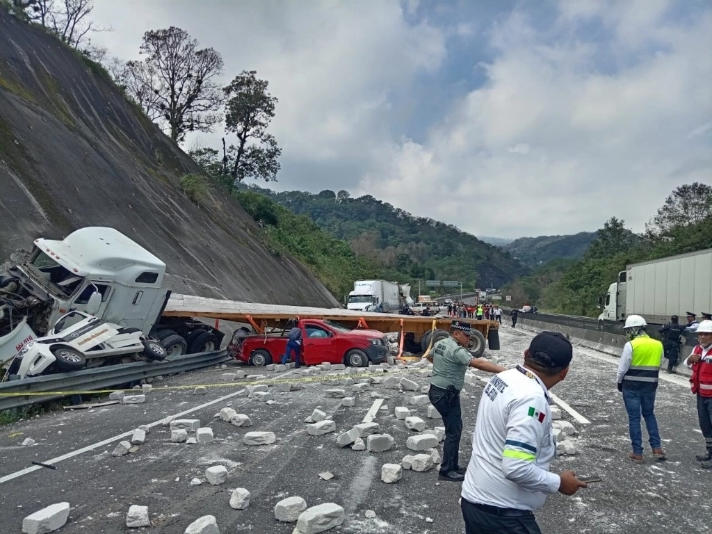La circulación fue completamente cerrada con dirección a Xalapa mientras se esperaba la llegada de los Servicios Periciales para levantar los cuerpos y recabar pruebas. Foto Carlos Nava