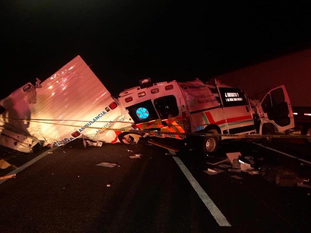 La ambulancia del Hospital Real San Lucas se impactó contra la caja de un tráiler que estaba estacionado en la zona. Foto 'La Jornada'