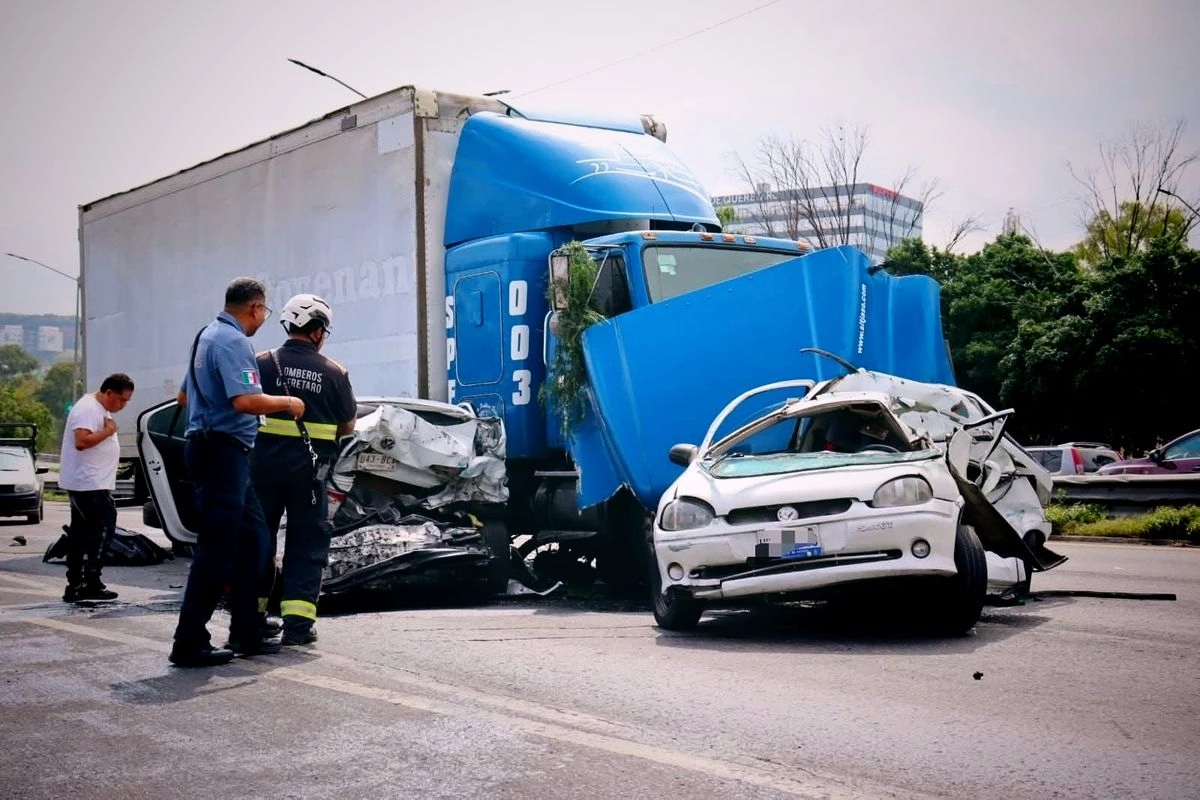 El conductor del tráiler fue detenido y puesto a disposición de la autoridad competente para deslindar responsabilidades.
