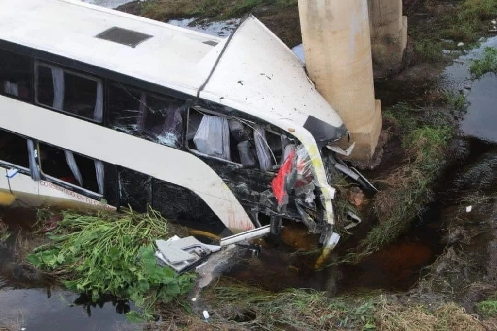 El accidente ocurrió la madrugada de este martes en la carretera La Tinaja-Acayucan, cuando un autobús de turismo salió de la carretera antes de llegar a la caseta de Cosamaloapan, el 21 de noviembre de 2023. Foto Eirinet Gómez